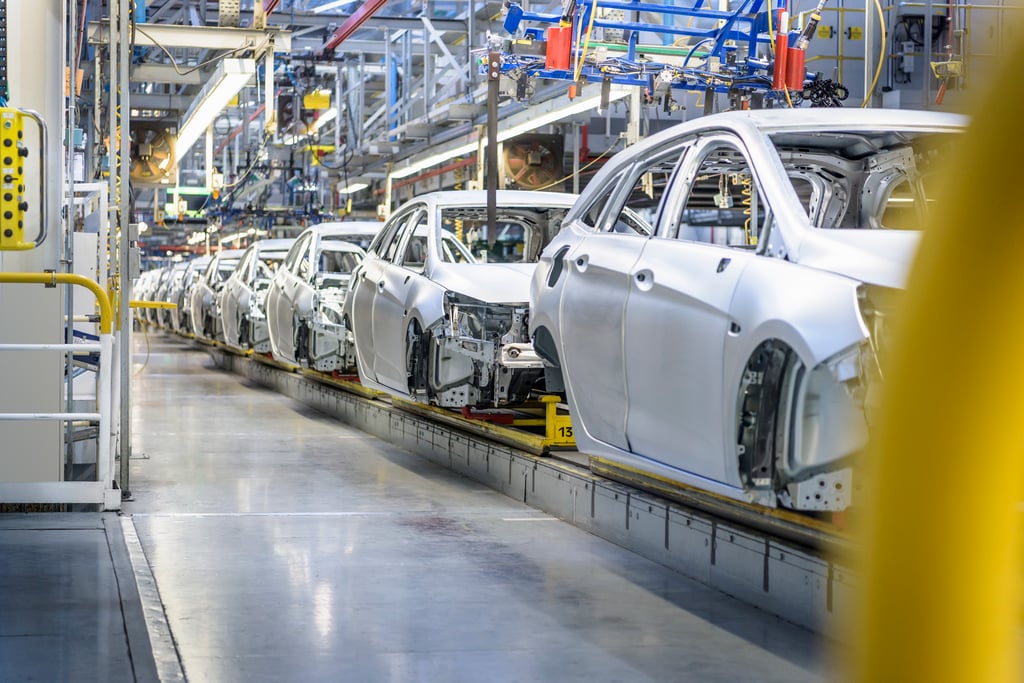 Linha de produção automotiva com carrocerias em montagem em fábrica