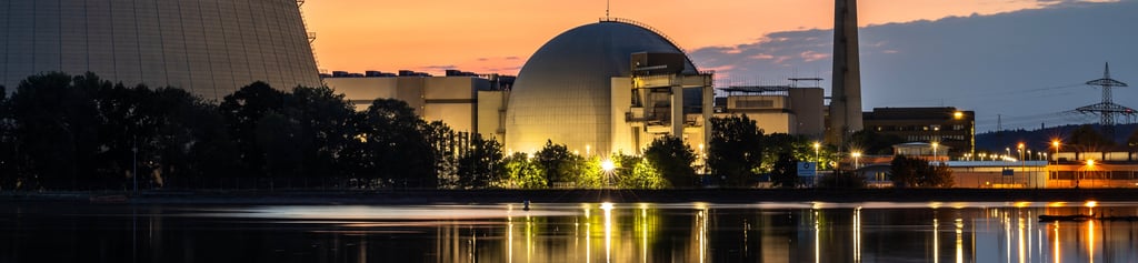 Central nuclear al atardecer, representando la seguridad nuclear y energética en Oriente Medio ante los retos de resiliencia y suministro.