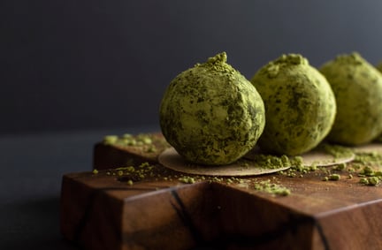 Producto alimenticio sobre una superficie de madera, utilizado para representar la evaluación de seguridad alimentaria y una herramienta para evaluar seguridad alimentaria.