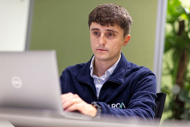 Imagen de un experto en ciberseguridad de LRQA trabajando en una computadora