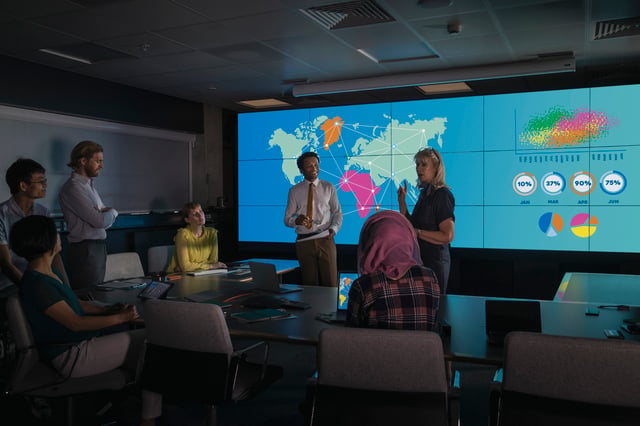 Equipo analizando la estrategia global de cumplimiento PCI DSS con un mapa interactivo